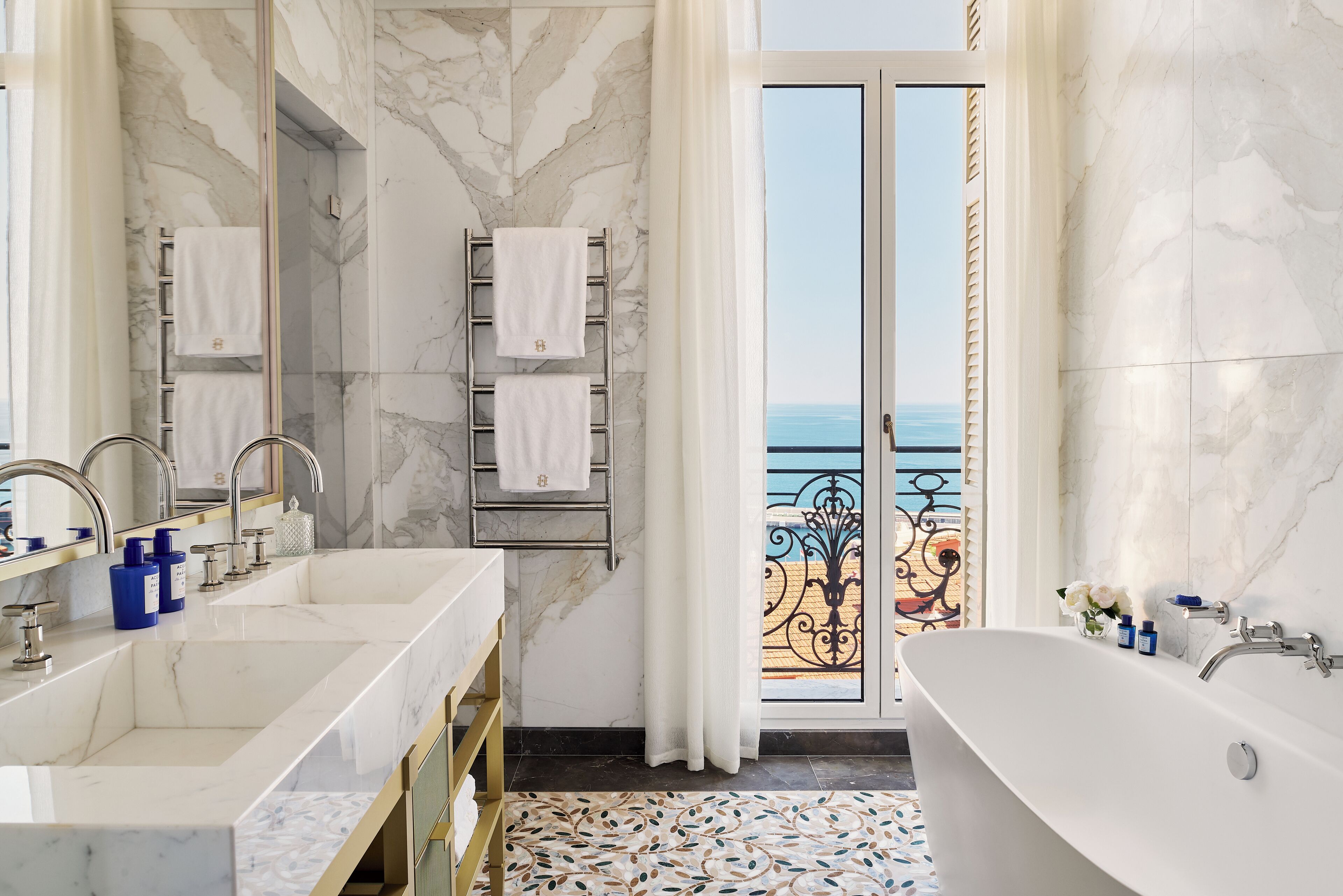 junior suite, sea view (prestige) | bathroom | designer toiletries, hair dryer, bathrobes, slippers