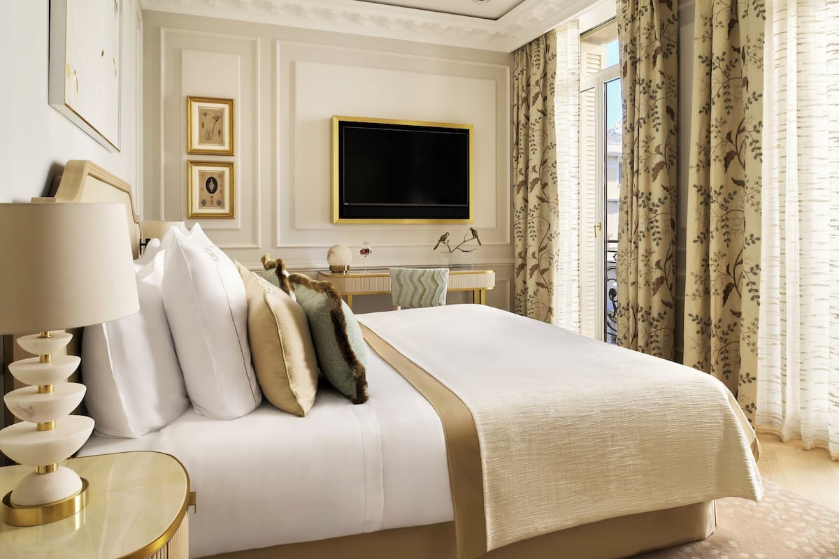 Deluxe Prestige Room - city or courtyard view | Sengetøy av topp kvalitet, minibar, safe på rommet og skrivebord