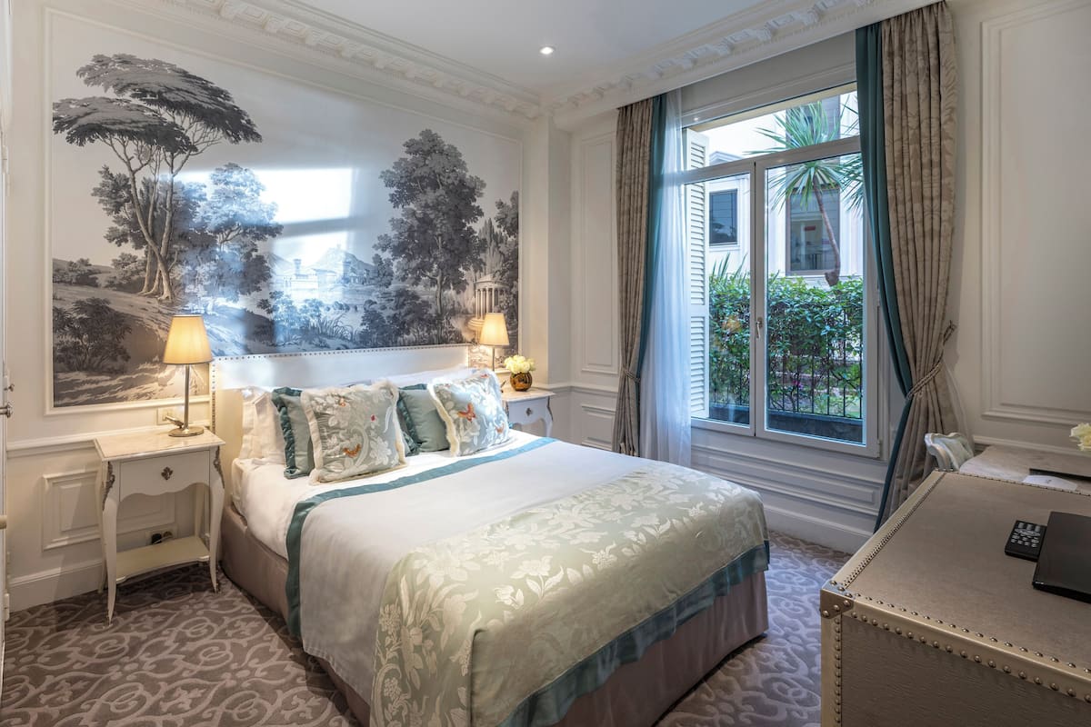 Superior kamer, 1 queensize bed, uitzicht op binnenplaats (City or Courtyard View) | Luxe beddengoed, een minibar, een kluis op de kamer