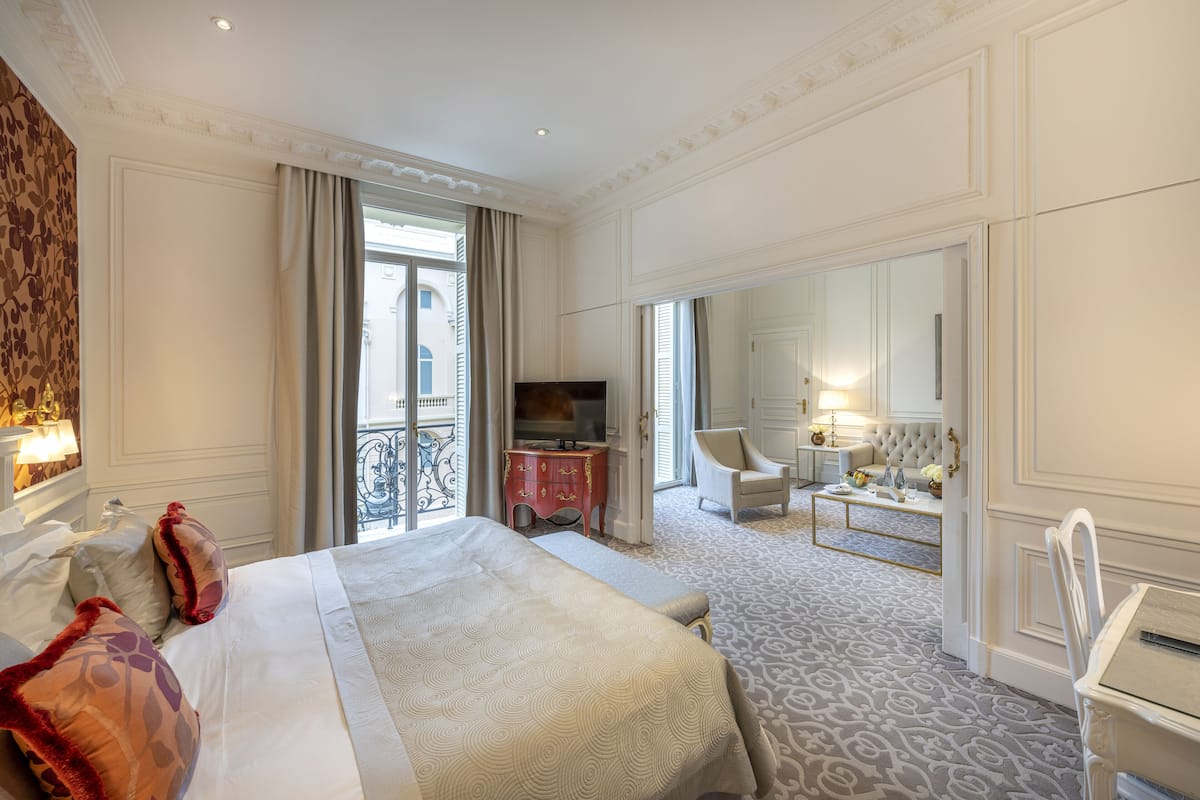 Suite, bakgårdsutsikt (City or Courtyard View) | Sengetøy av topp kvalitet, minibar, safe på rommet og skrivebord