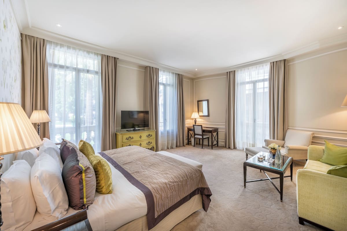 Junior suite, uitzicht op binnenplaats (City or Courtyard View) | Luxe beddengoed, een minibar, een kluis op de kamer