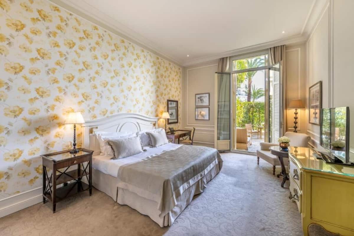Deluxe kamer, uitzicht op binnenplaats (City or Courtyard View) | Luxe beddengoed, een minibar, een kluis op de kamer