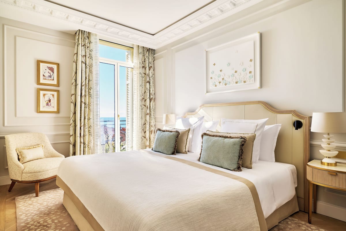 Exclusieve kamer, uitzicht op zee (Prestige) | Luxe beddengoed, een minibar, een kluis op de kamer