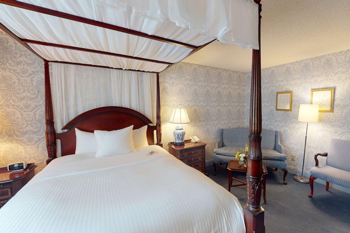 Kamar Deluks, 1 Tempat Tidur Queen | Seprai antialergi, selimut bulu angsa, brankas, dan meja kerja
