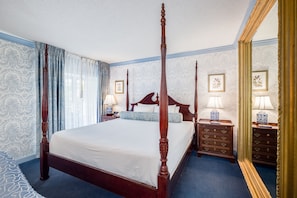 Suite | Hypo-allergenic bedding, down comforters, in-room safe