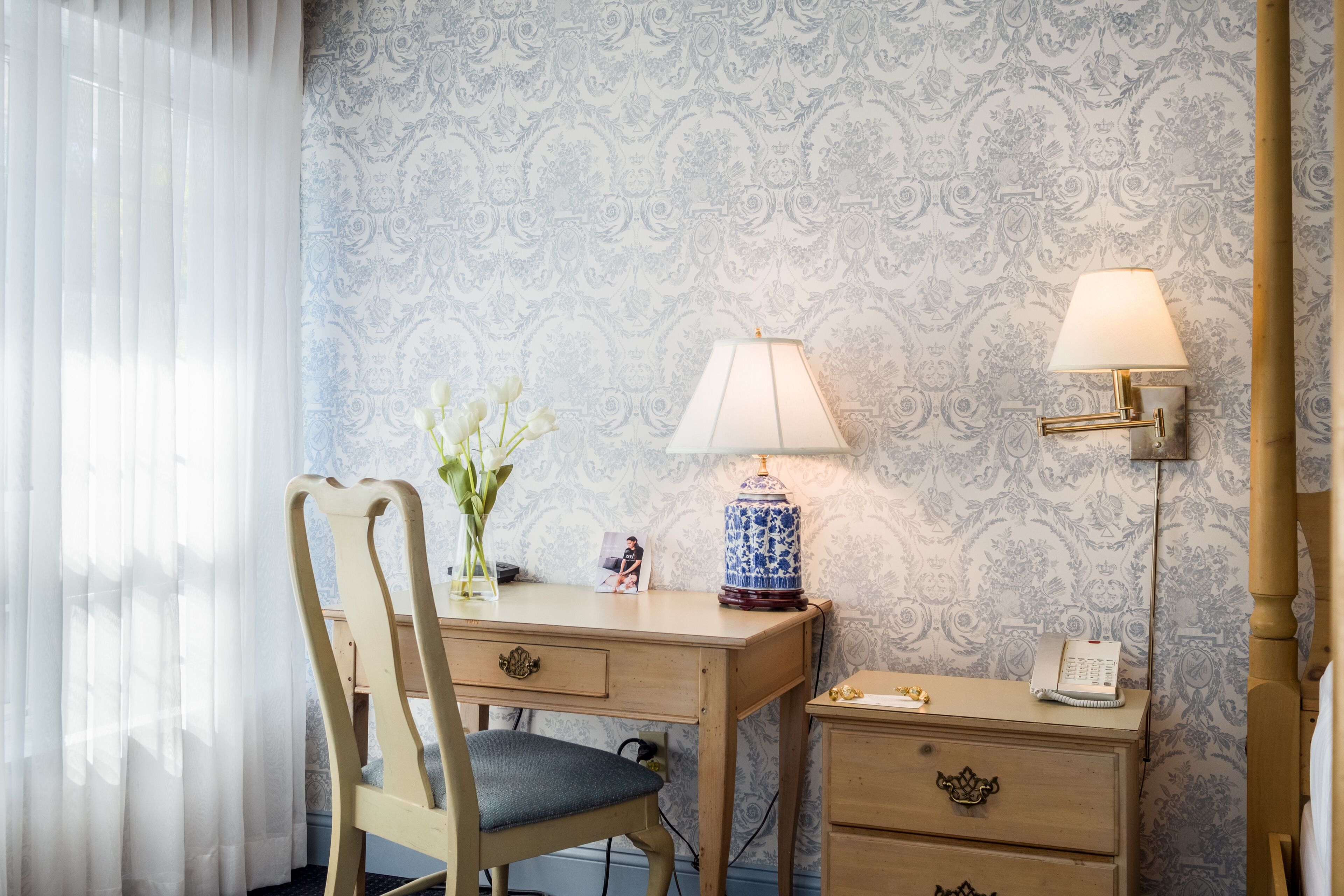 deluxe room, 1 king bed | in-room dining