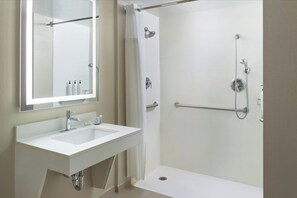 Suite, Mehrere Betten (Mobility/Hearing Access, Roll-In Shwr) | Badezimmer | Duschwanne, kostenlose Toilettenartikel, Haartrockner, Handtücher