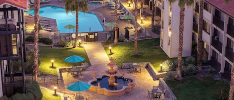 Piscine extérieure, parasols de plage