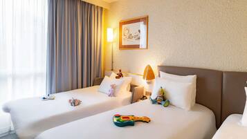 Phòng phong cách cổ điển, nhiều giường | Bộ đồ giường cao cấp, minibar với thức ăn, đồ uống miễn phí, bàn