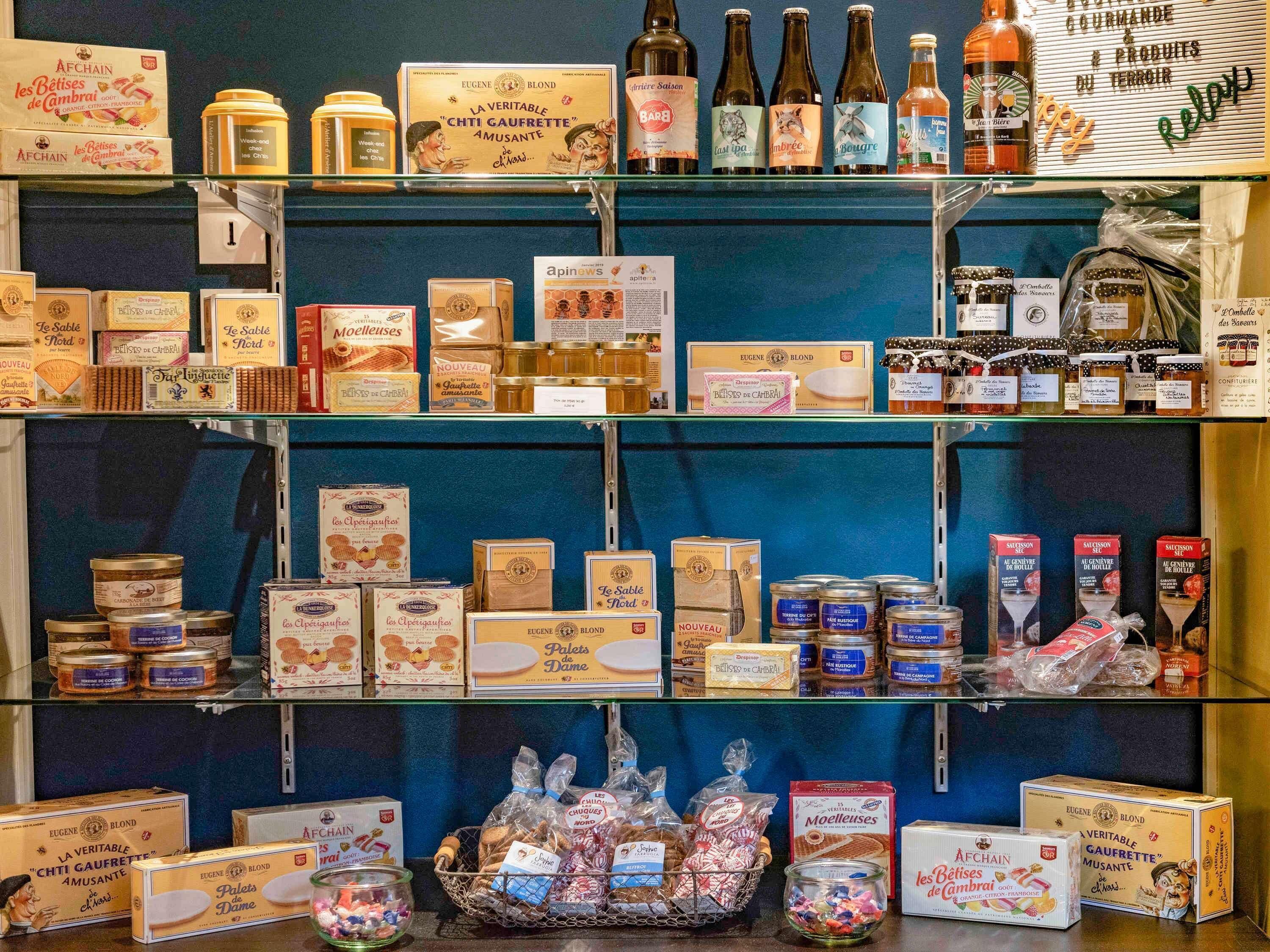 Diversos productos alimenticios y bebidas en estantes.