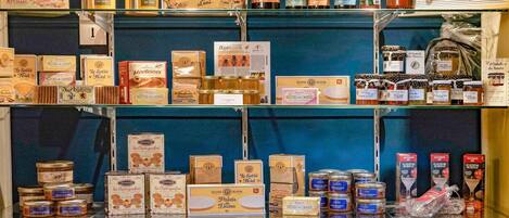 Diversos productos alimenticios y bebidas en estantes.