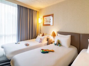 Chambre classique, Plusieurs lits | Literie de qualité, minibar contenant certains articles gratuits, bureau