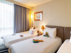 Classic Twin Room, Multiple Beds | Premium bedding, free minibar items, desk, blackout drapes