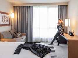 Ropa de cama de alta calidad, artículos del minibar gratis y escritorio 