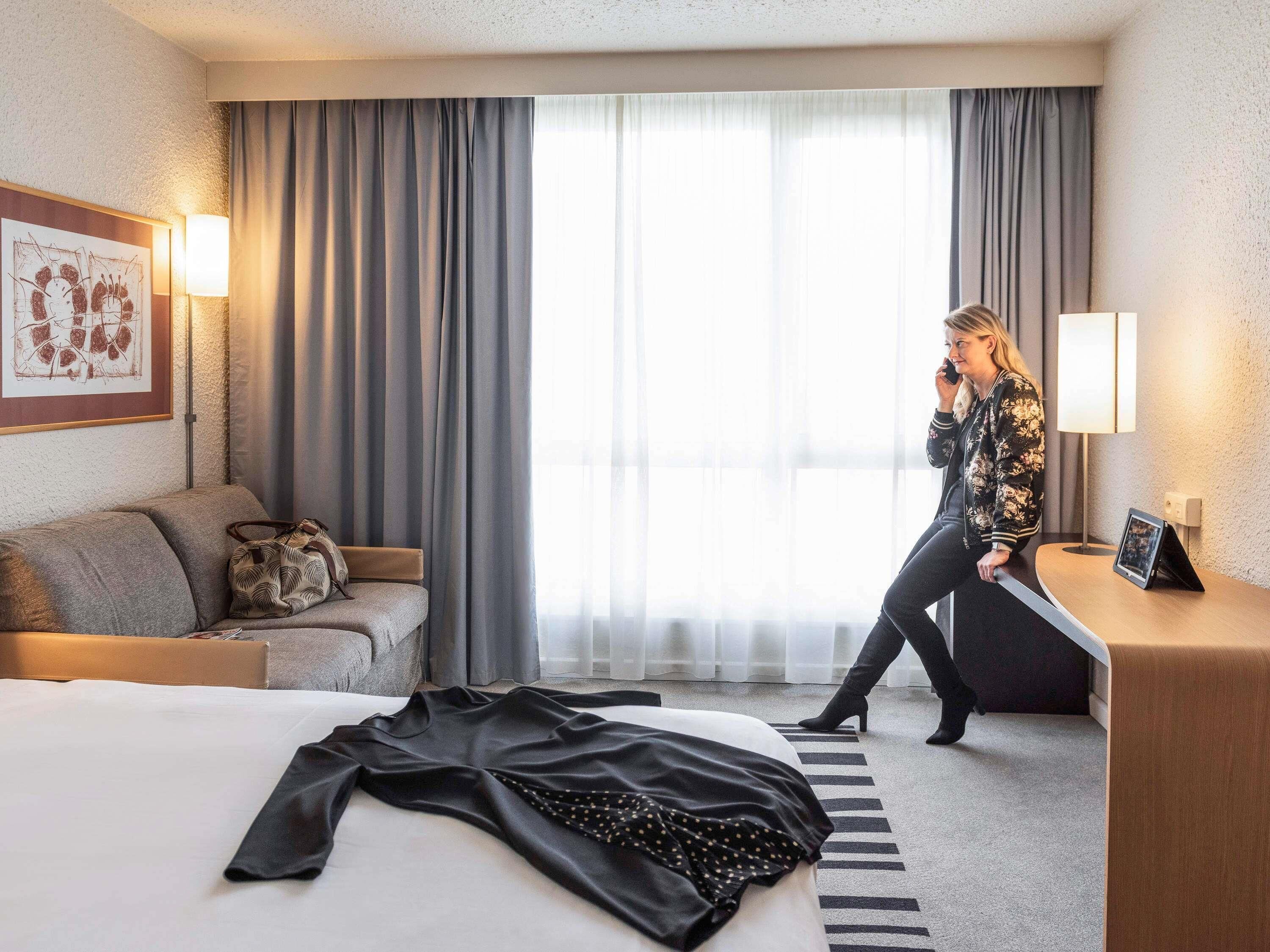 スーペリア ルーム ダブルベッド 1 台ソファーベッド付き | 高級寝具、ミニバーのアイテム (無料)、デスク、遮光カーテン