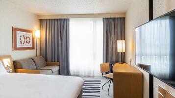 Superior kamer, 1 tweepersoonsbed met slaapbank | Luxe beddengoed, een minibar met enkele gratis items, een bureau
