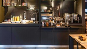 Et moderne køkken med en selvbetjeningsrestaurant til morgenmad, der tilbyder et udvalg af madvarer og tilbehør.