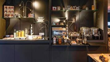 Frukostbuffé varje dag (EUR 18.00 per person)