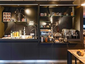Frukostbuffé varje dag (EUR 18.00 per person)