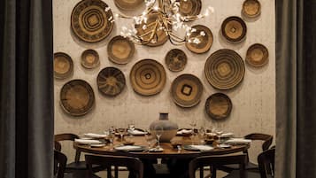 2 restaurants; breakfast, lunch, dinner, and brunch served