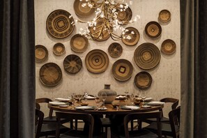 2 restaurants, breakfast, lunch, dinner served; American cuisine