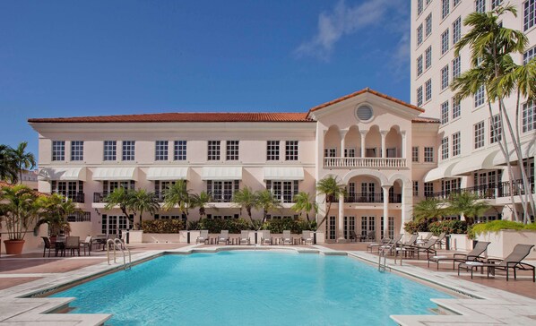 Outdoor pool, pool loungers