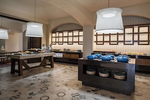 Petit déjeuner, déjeuner et dîner servis sur place