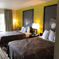 Escritorio, tabla de planchar con plancha, wifi gratis y ropa de cama 