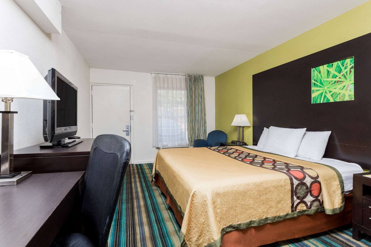 Desk, iron/ironing board, WiFi (free), bed sheets