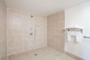 Zimmer, 2 Doppelbetten, barrierefrei, Nichtraucher (Mobility) | Badezimmer