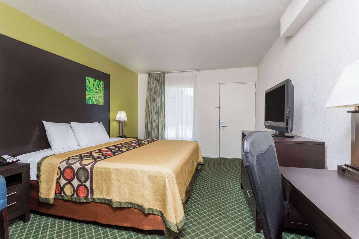 Desk, iron/ironing board, WiFi (free), bed sheets