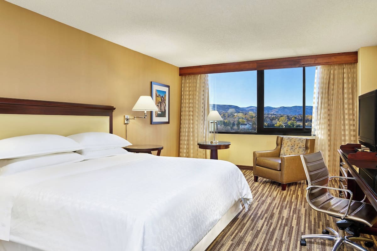 Room, 1 King Bed, Non Smoking | Premium bedding, pillowtop beds, in-room safe, desk