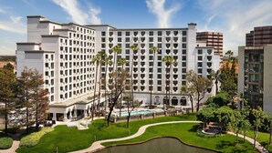 A large hotel with multiple floors, a swimming pool, and well-maintained gardens. - Costa Mesa Marriott (Costa Mesa)