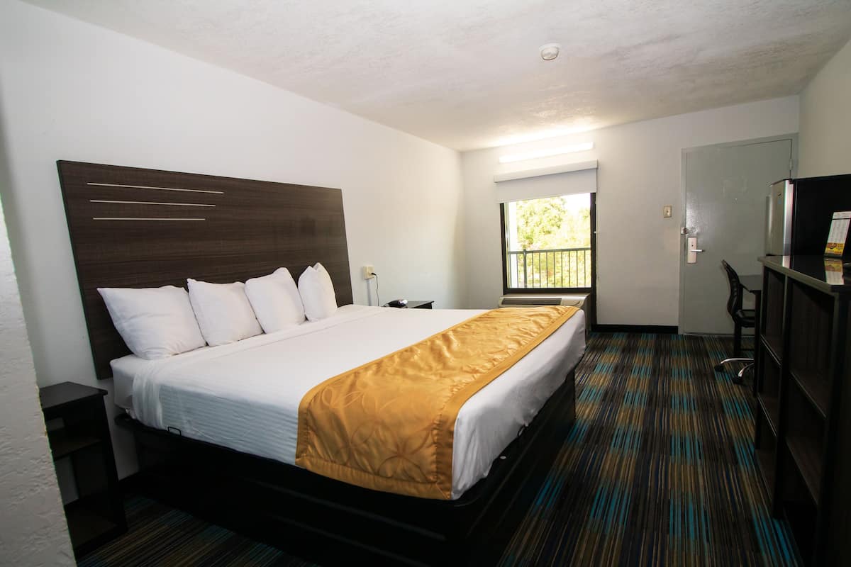 Schreibtisch, Verdunkelungsvorhänge, Bügeleisen/Bügelbrett