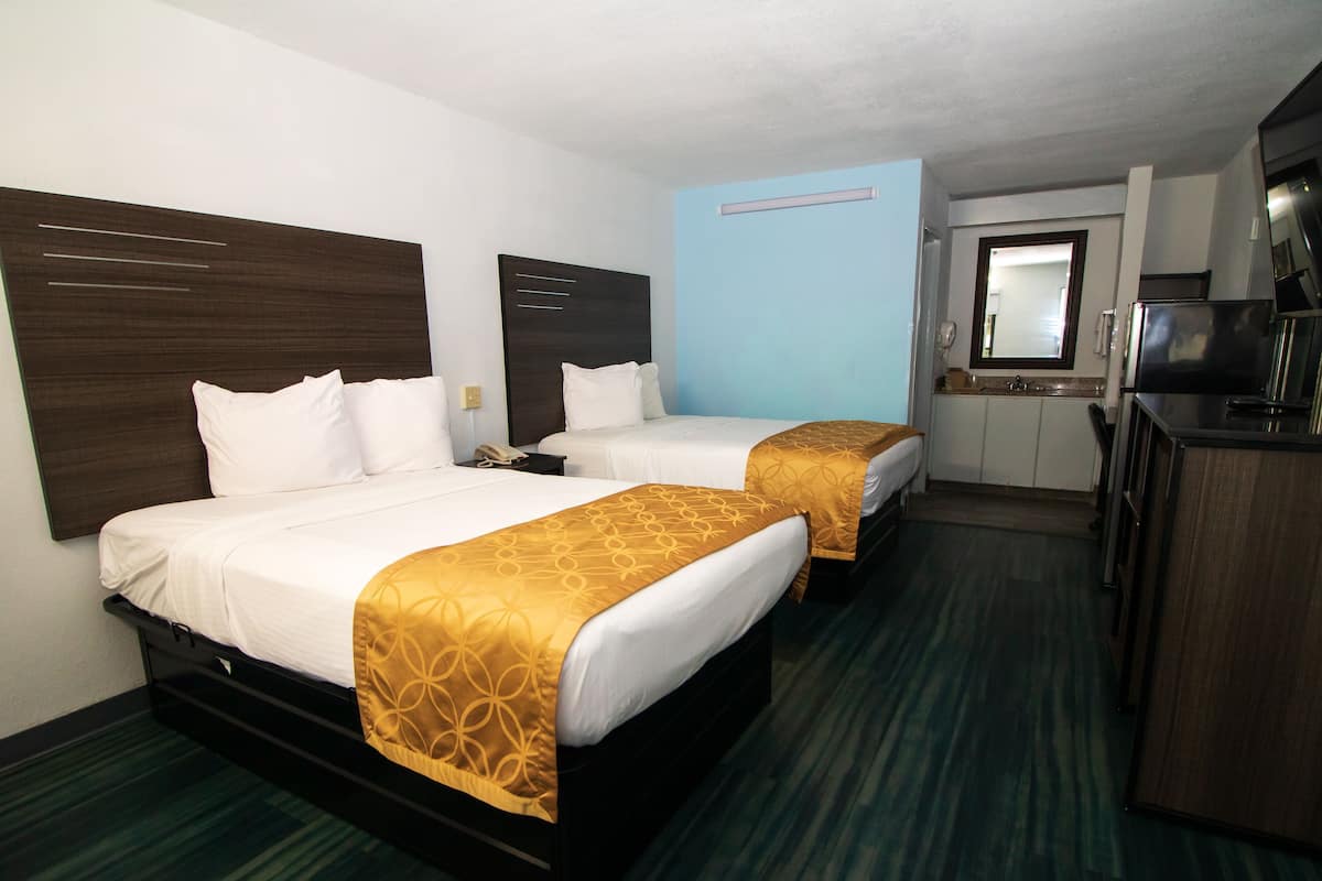 Schreibtisch, Verdunkelungsvorhänge, Bügeleisen/Bügelbrett