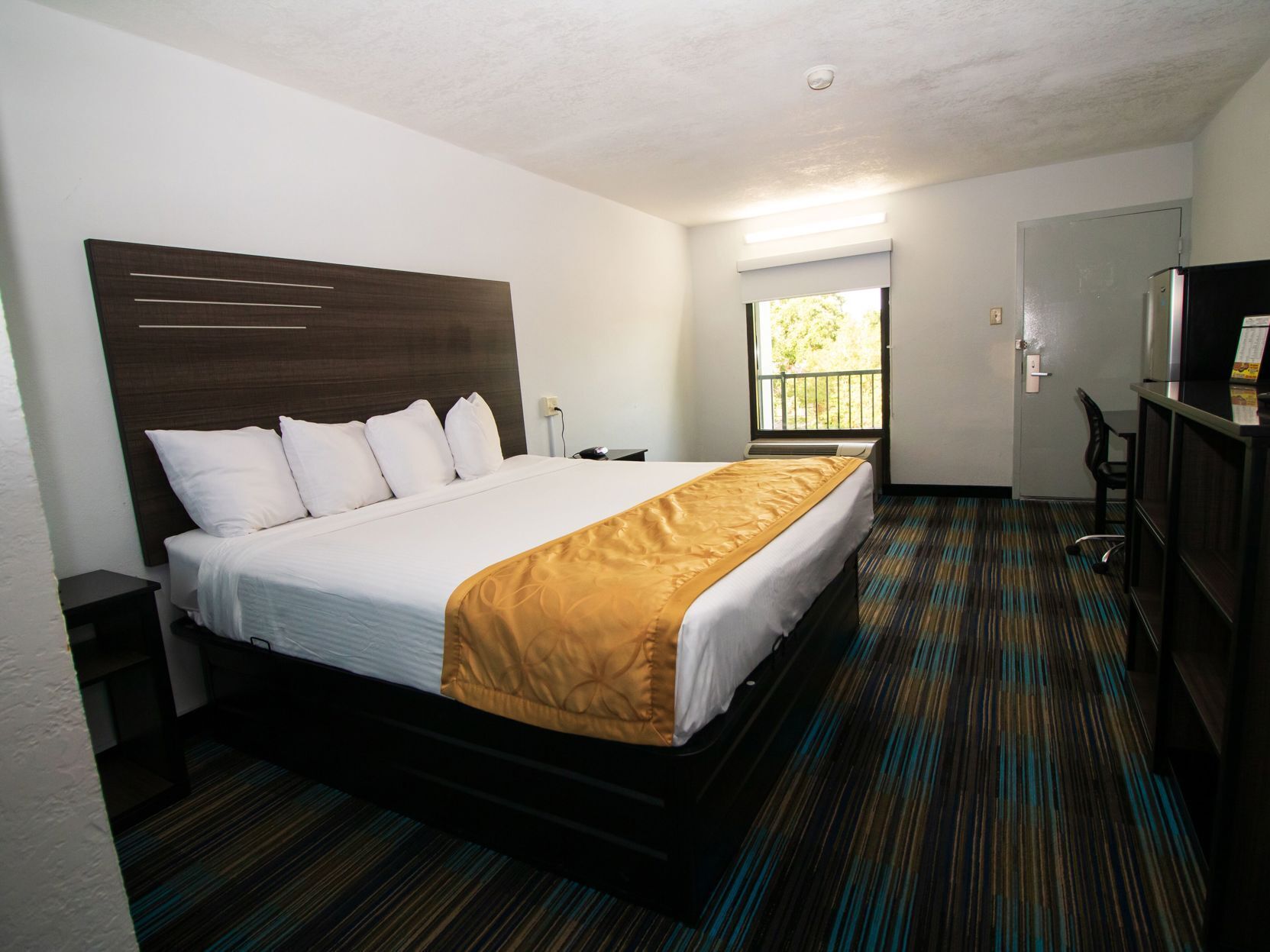 Een bureau, verduisterende gordijnen, een strijkplank/strijkijzer