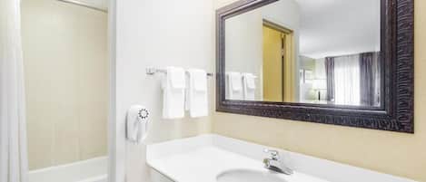 Combined shower/tub, free toiletries, hair dryer, towels