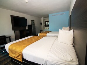 Escritorio, cortinas blackout y tabla de planchar con plancha