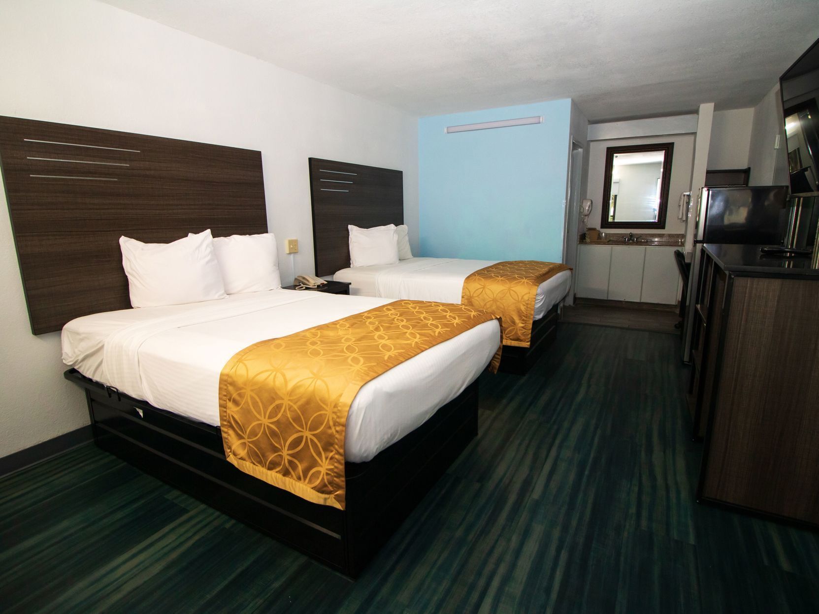 Een bureau, verduisterende gordijnen, een strijkplank/strijkijzer