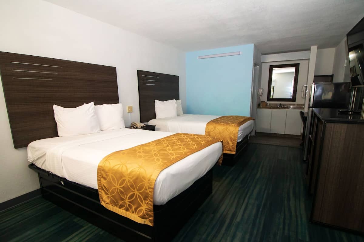 Schreibtisch, Verdunkelungsvorhänge, Bügeleisen/Bügelbrett