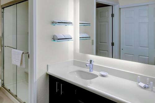 Combined shower/tub, free toiletries, hair dryer, towels