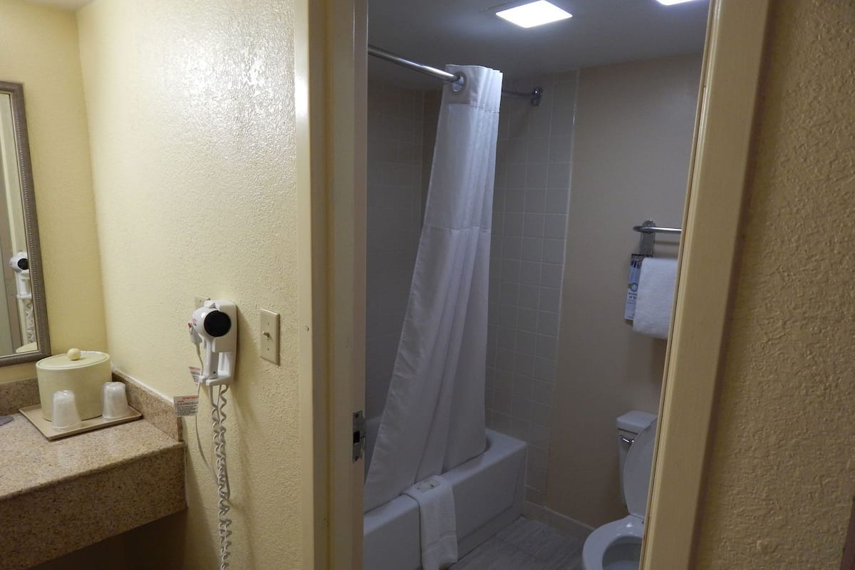 Salle de bain | Ensemble douche/baignoire, articles de toilette gratuits, sèche-cheveux