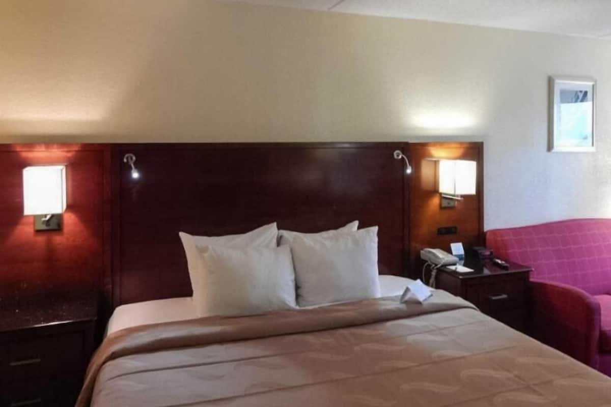 Bureau, espace de travail pour ordinateur portable, rideaux occultants