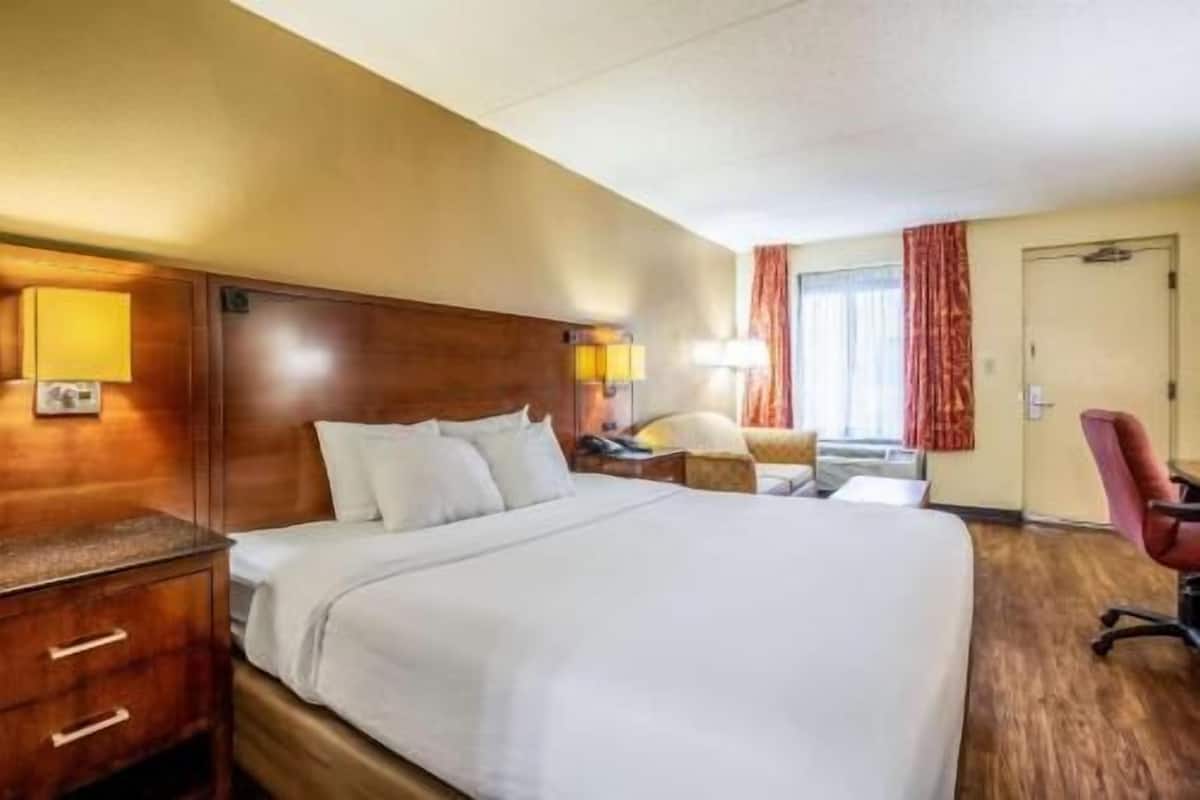 Bureau, espace de travail pour ordinateur portable, rideaux occultants