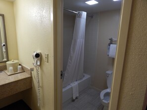 Combined shower/bathtub, free toiletries, hair dryer, towels