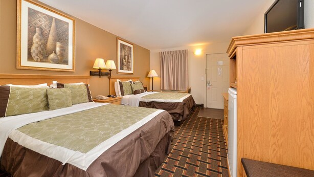 A hotel room with two beds, a television, a desk, and a bathroom. - Americas Best Value Inn Nashville Downtown (Nashville)