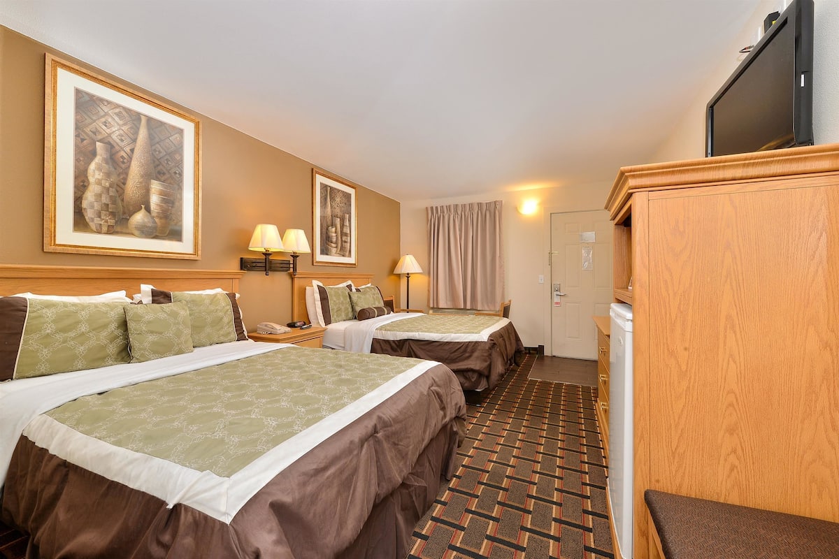 Desk, iron/ironing board, free WiFi, bed sheets
