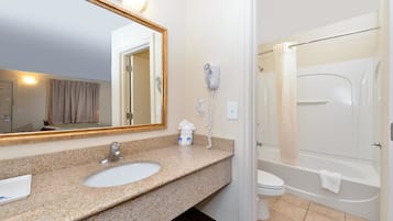 Een bad/douchecombinatie, gratis toiletartikelen, een haardroger