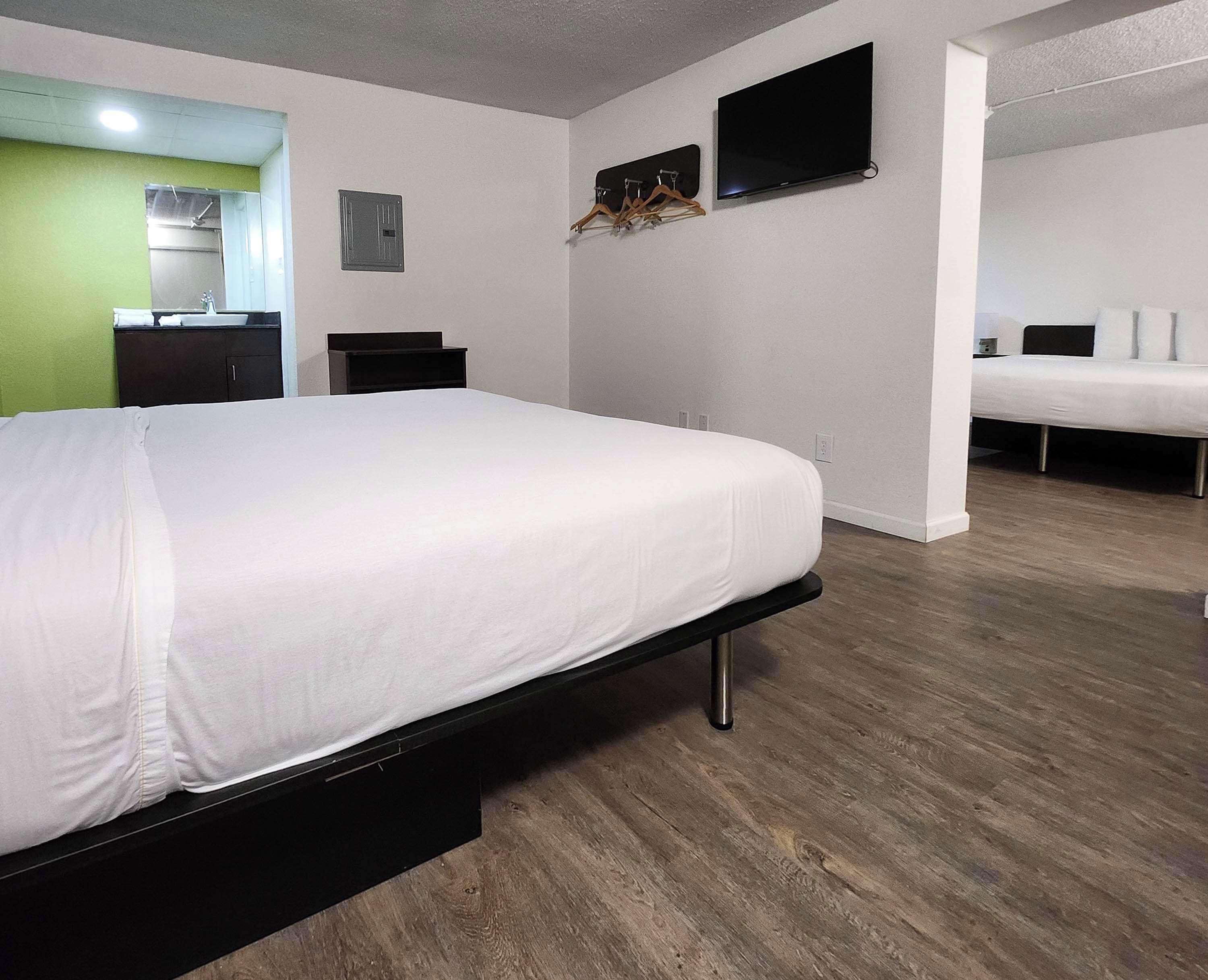 Skrivebord, strykejern/-brett, wi-fi (inkludert) og sengetøy