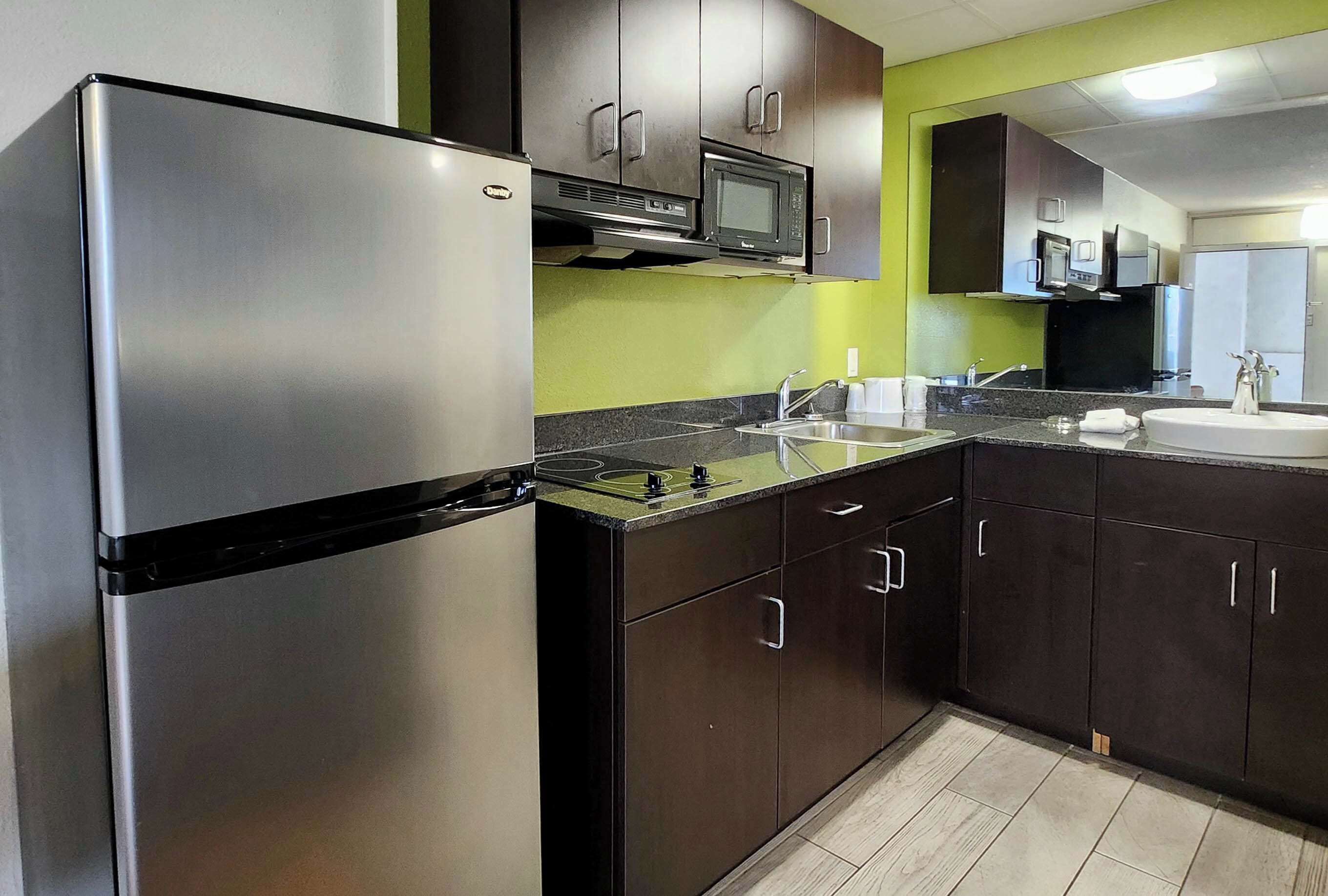 ثلاجة، ميكروويف، ماكينة لصنع القهوة/الشاي